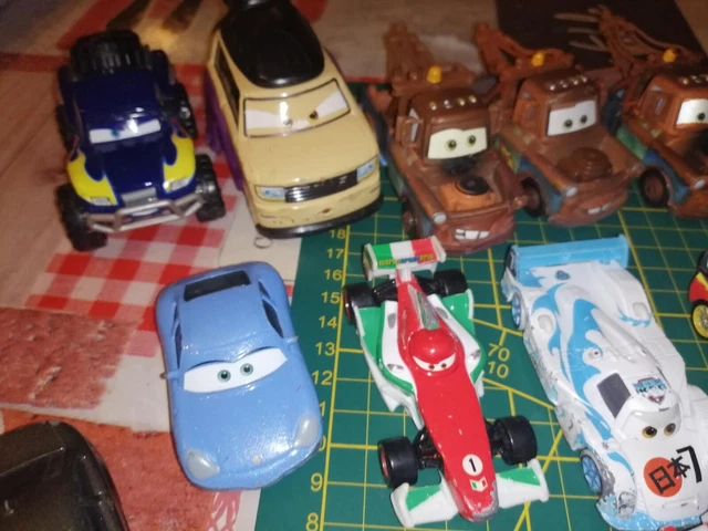 1 lot de  voitures cars disney pixar  mattel metal  d occasion  attention 3