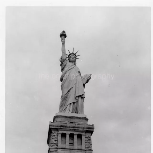STATUE OF LIBERTY Vintage FOUND PHOTO b+w Snapshot NEW YORK 39 LA 91 Q