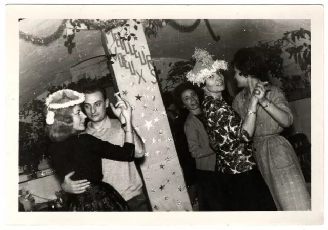photo anonyme snapshot de Noël c.1950 - Fête Réveillon du nouvel An - danse