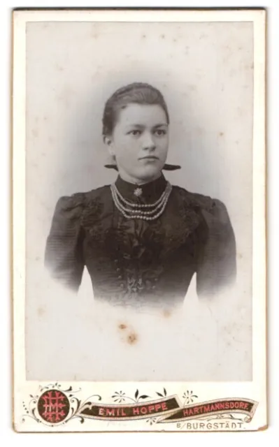 Fotografie Emil Hoppe, Hartmannsdorf, Portrait junge Dame im schwarzen Kleid mi