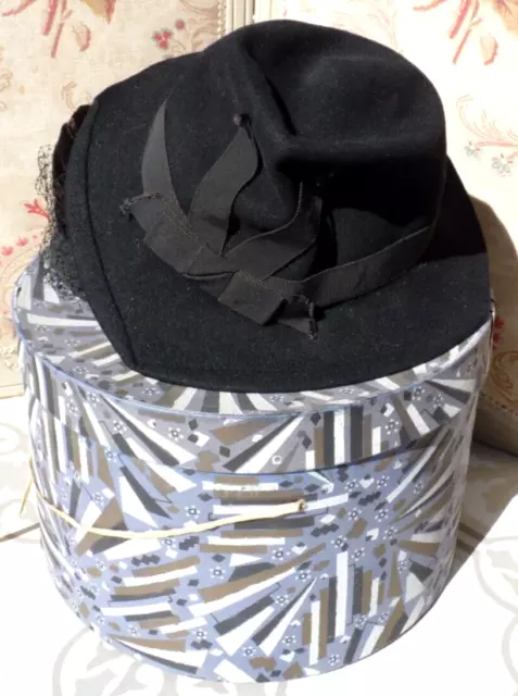 Boite à chapeau en carton avec assemblage par coutures et rivets