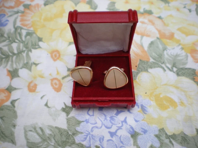 Boutons De Manchettes En Nacre D'occasion - Modèle 174-12/A1-25, Sans Marque
