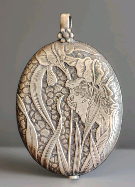 Petit pendentif vintage en métal argenté et camée en nacre - France
