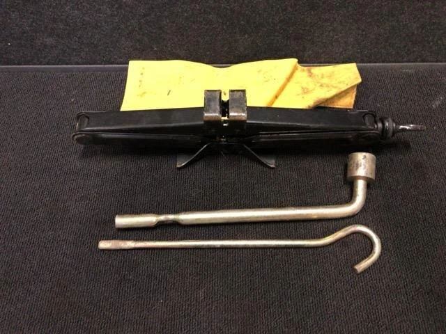 TOYOTA Passo 2005 DBA-KGC15 Toolkit 09111B2010 [usato] [PA73095251]