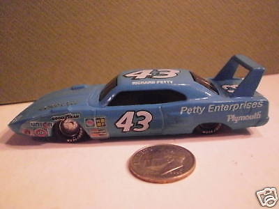 Richard Petty 1:64 Diecast Car Plymouth 43 Mopar STP Racing Champions Superbird