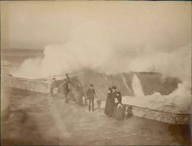 France, Biarritz, coup de mer  vintage albumen print. Tirage albuminé  17x22