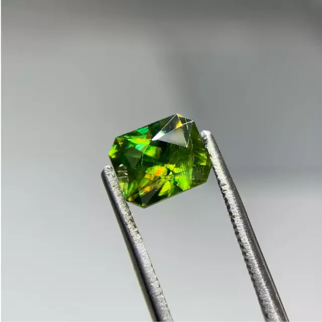 Piedra preciosa suelta de 1,66 quilates esfena verde natural corte elegante en forma de esmeralda de Pakistán