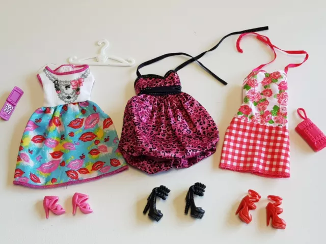 VÊTEMENTS BARBIE FASHIONISTAS Lot robes chaussures sac accessoires -152 EUR  19,00 - PicClick FR