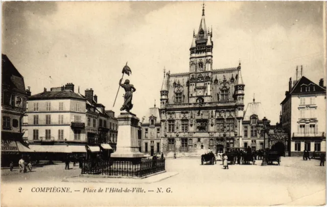 CPA Compiegne Place de l'Hotel de Ville FRANCE (1013895)