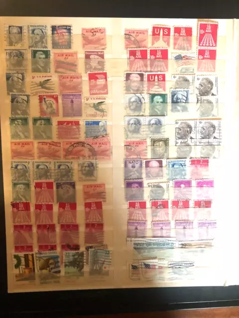 komplette Briefmarkenseite mit hunderten Briefmarken aus den USA