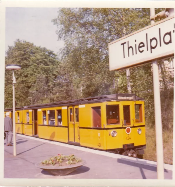 ORIG. FOTO  U-Bahn 424 Berlin Bhf. Thielplatz   ca.10x10 (G1499)