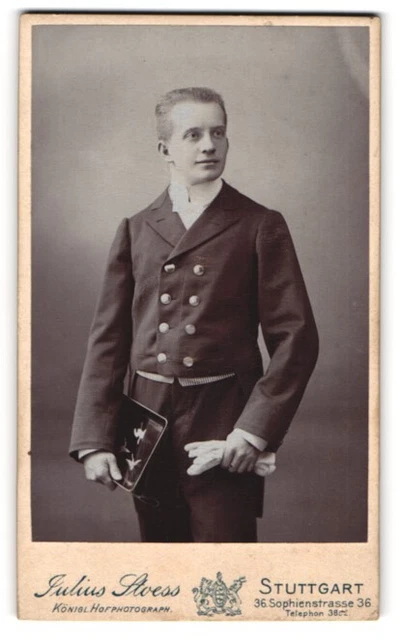 Fotografie Julius Stoess, Stuttgart, Portrait junger Page in Uniofrm mit Tablet