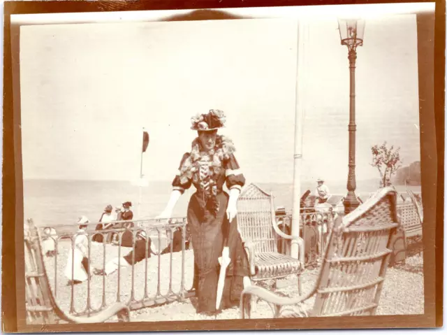 France, Saint-Valéry-en-Caux, une femme en bord de mer Vintage silver print  T