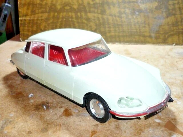 MAQUETTE DE VOITURE Citroën DS 19 Ancienne Auto 1:3 4-39 (Licencé