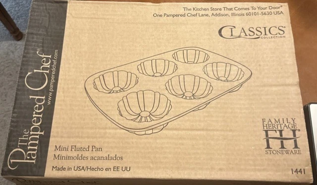 New Pampered Chef Classics Mini Fluted Pan Bundt #1441 Family Heritage Stoneware