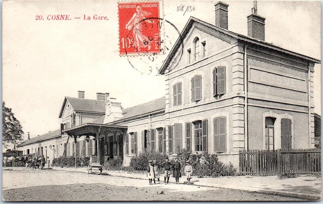 58 COSNE SUR LOIRE - view from the station facade