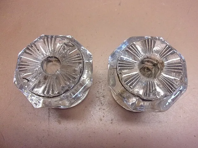 Lot de 2 boutons de porte antiques en verre cristal 8 côtés 2" x 2" endommagés pour réparation 2