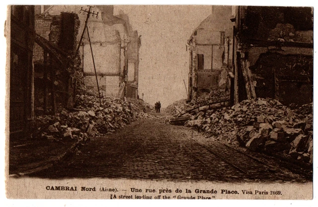 CPA 59 - CAMBRAI (Nord) - Une Rue près de la Grande Place (ruines)