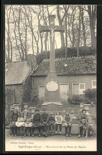 CPA Sept-Forges, Monument de la Place de l´Eglise