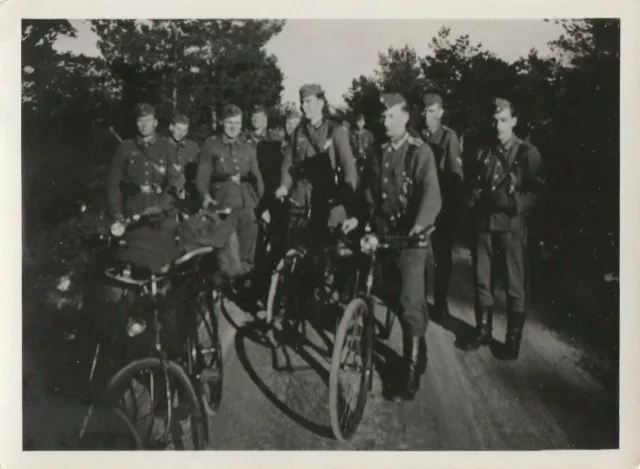 Deutsche Soldaten mit dem Fahrrad unterwegs 2. Weltkrieg Echtfoto 7x10 cm