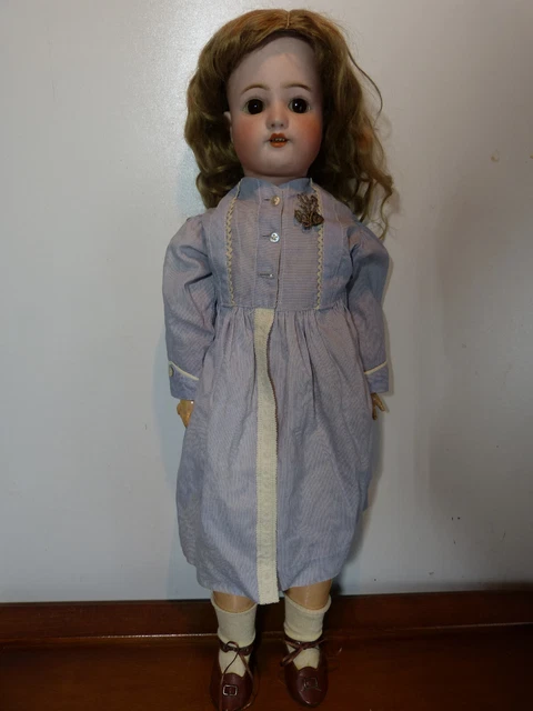 Poupée ancienne avec Fauteuil tête en biscuit de porcelaine