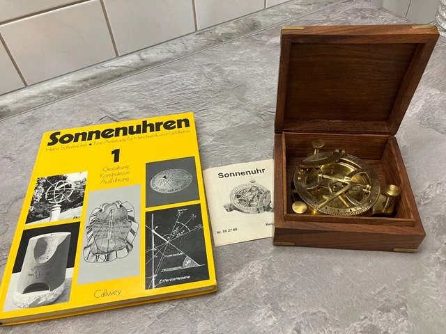 Sonnenuhr-Kompass Messing in Holzbox plus Buch: Sonnenuhren