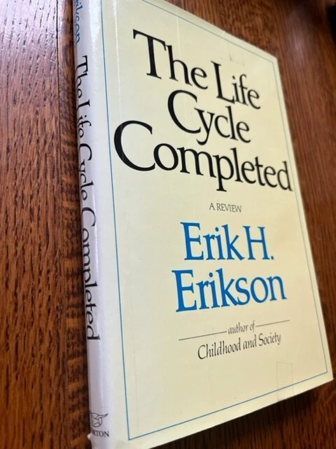 THE LIFE CYCLE Completed: A Review by Erik H. Erikson (anglais) livre ...