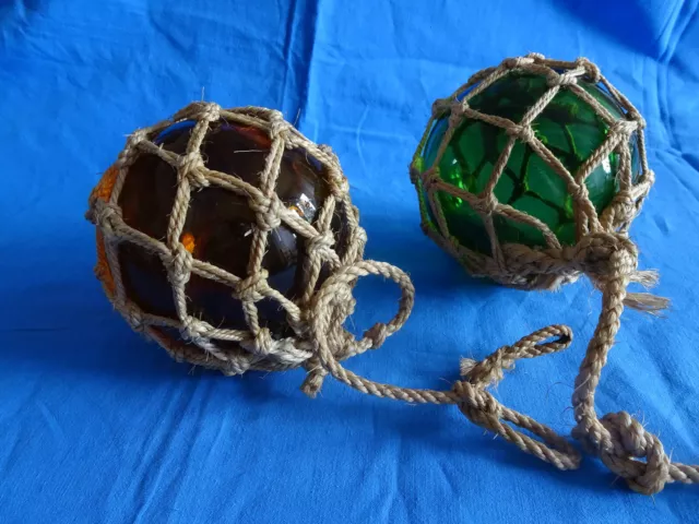 2 Fischerkugeln in grün und rostrot mit Sisalseil, 13 cm Durchmesser, Dekoration