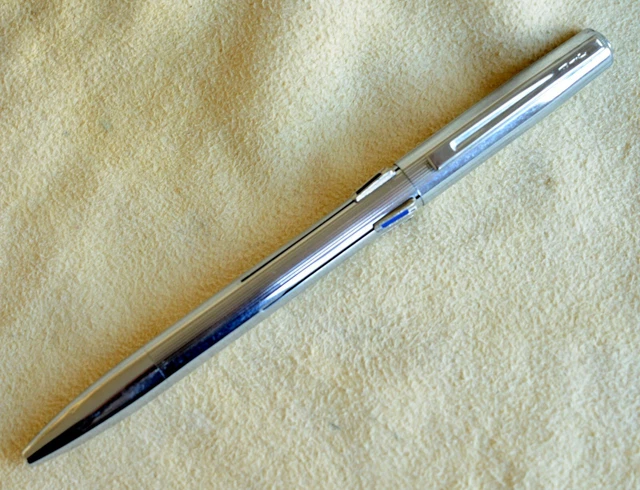 Stylo bille 4 couleurs Shine argenté pointe moyenne BIC