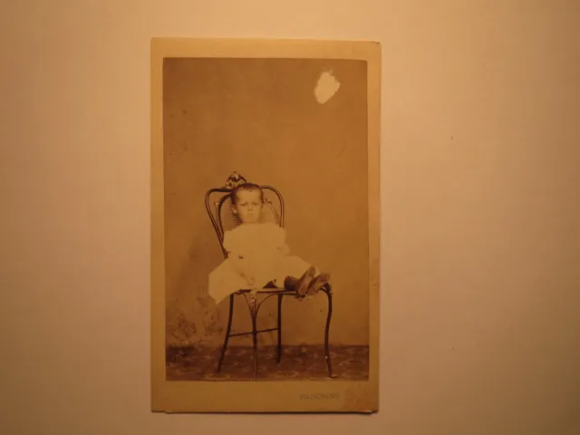 auf einem Stuhl sitzendes kleines Kind - Junge / 1865 - CDV Fasching Wien