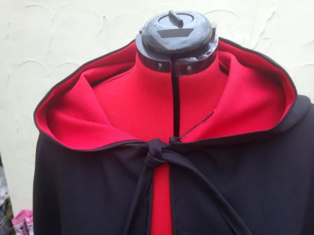 Capa con capucha negra con capucha forrada en rojo más colores disponibles (CD39) asistente 3