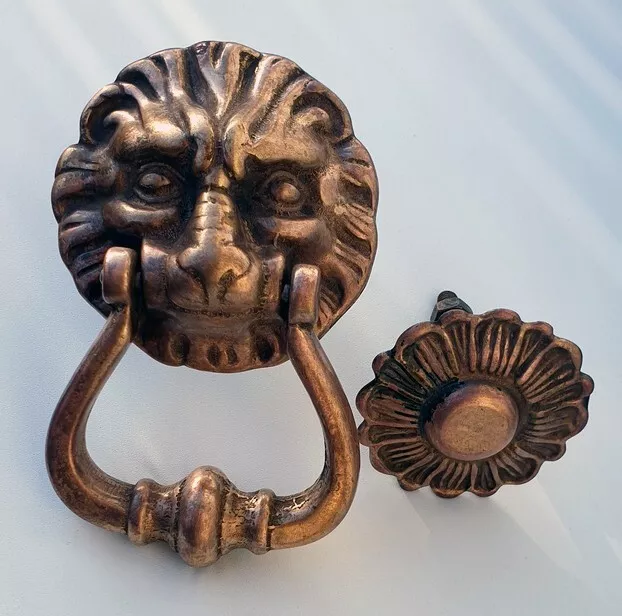 Heurtoir de porte ancien en bronze massif en forme de "tête de lion". XIXé. 