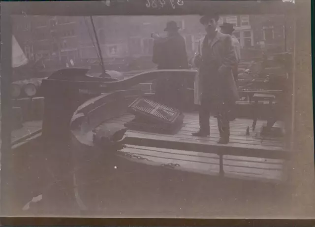 Pays Bas, Amsterdam, Homme sur un bateau, ca.1900, Vintage citrate print Vintage