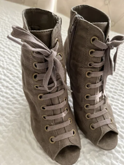 Women’s Size 7 Darker Gray/Brown Ankle Peep Toe Boot Lace Up with Side Zip.*