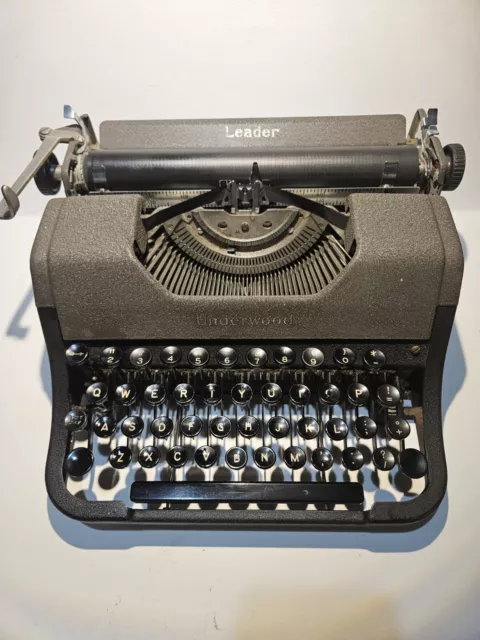 Vintage Underwood Leader portable typewriter (1950s) - Works Great!
