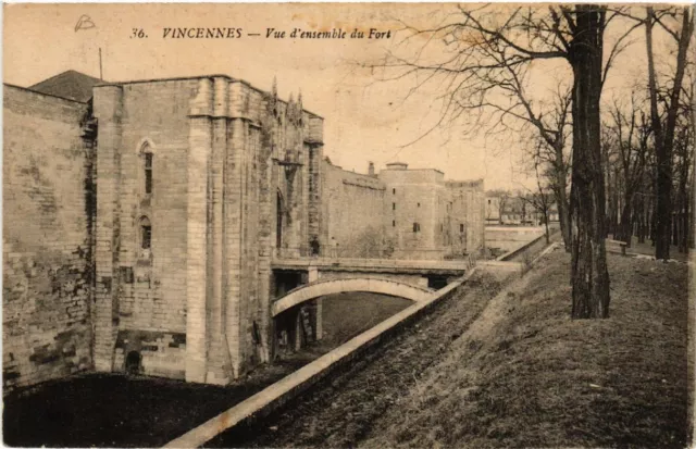 CPA VINCENNES - Vue d'ensemble du Fort (519733)