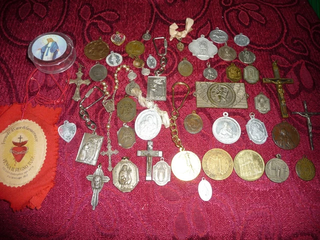 Lotto di medaglie sacre e crocifissi.