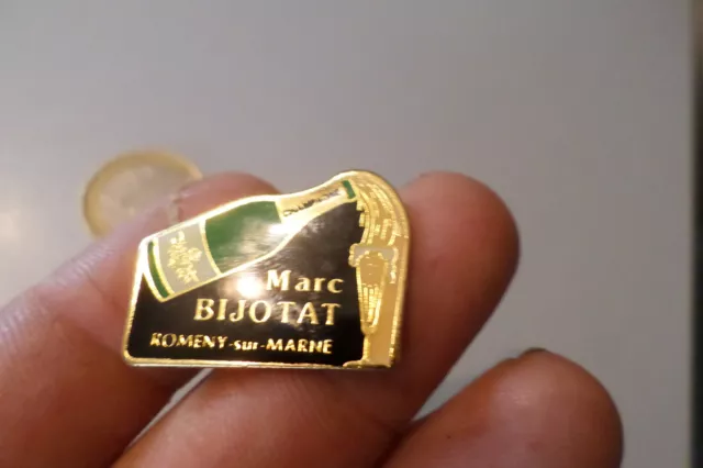 pin s broche badge CHAMPAGNE MARC BIJOTAT ROMENY SUR MARNE bouteille 02