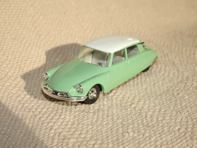 voiture Busch Citroen DS 19  micro miniature HO 1:87