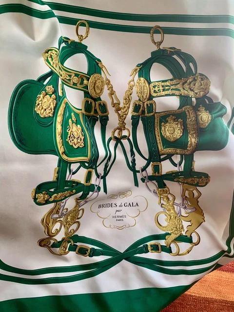 HERMES Carré, foulard Brides de Gala en soie verte et blanche