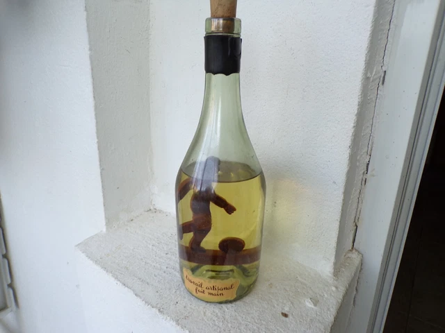 ANCIENNE BOUTEILLE EAU DE VIE -personnage en bois Joueur De foot 3/4