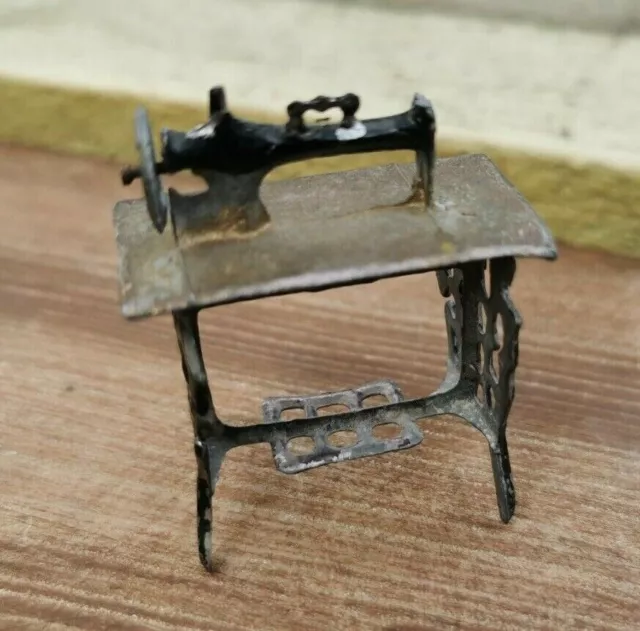 Máquina De Coser Casa De Muñecas De Metal Calado Artesanal En Miniatura Vtg