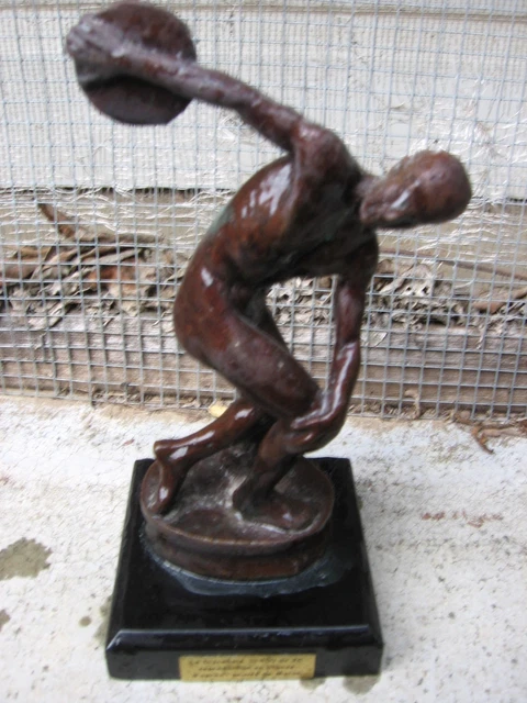 Panneau italien en bronze en relief représentant un Discobole, années