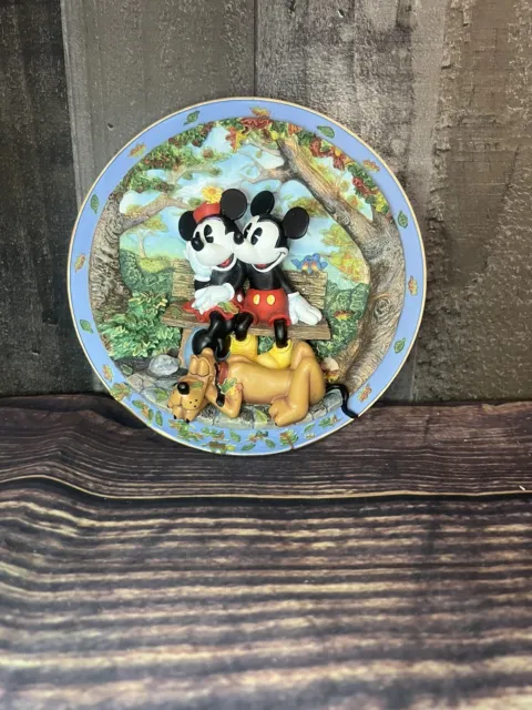 1998 Mickey Minnie Pluto “Friendship Makes You Warm All Over” 3D Plate A16208