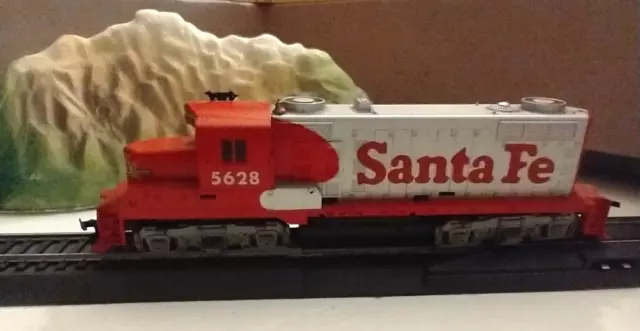 HO scale Tyco Santa Fe  Diesel Locomotive no. 5628     vintage