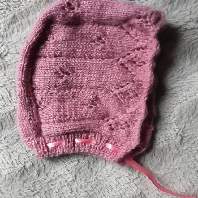 Bonnet béguin bébé fille en laine rose sans couture tricot main