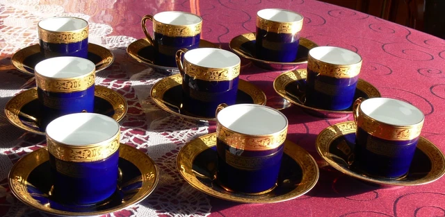 9 tasses à café et soucoupes en porcelaine de Limoges Savary bleu cobalt et or