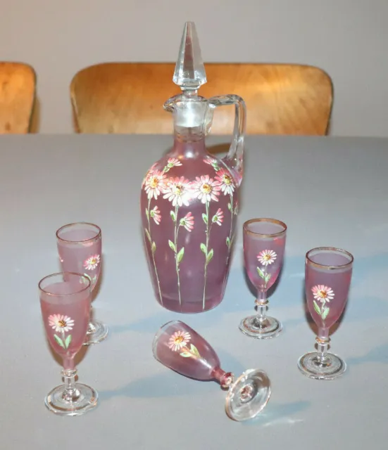 Ancienne carafe émaillée décor fleurs et cinq verres émaillés
