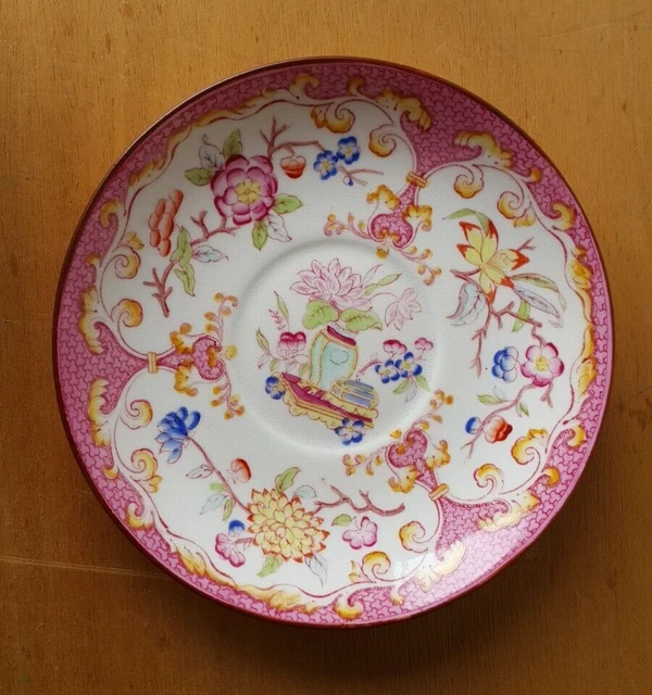 Une sous-tasse en porcelaine Sarreguemines décor Minton 235