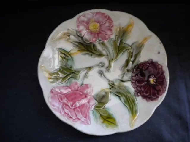 Ancienne assiette en barbotine - décor de fleurs